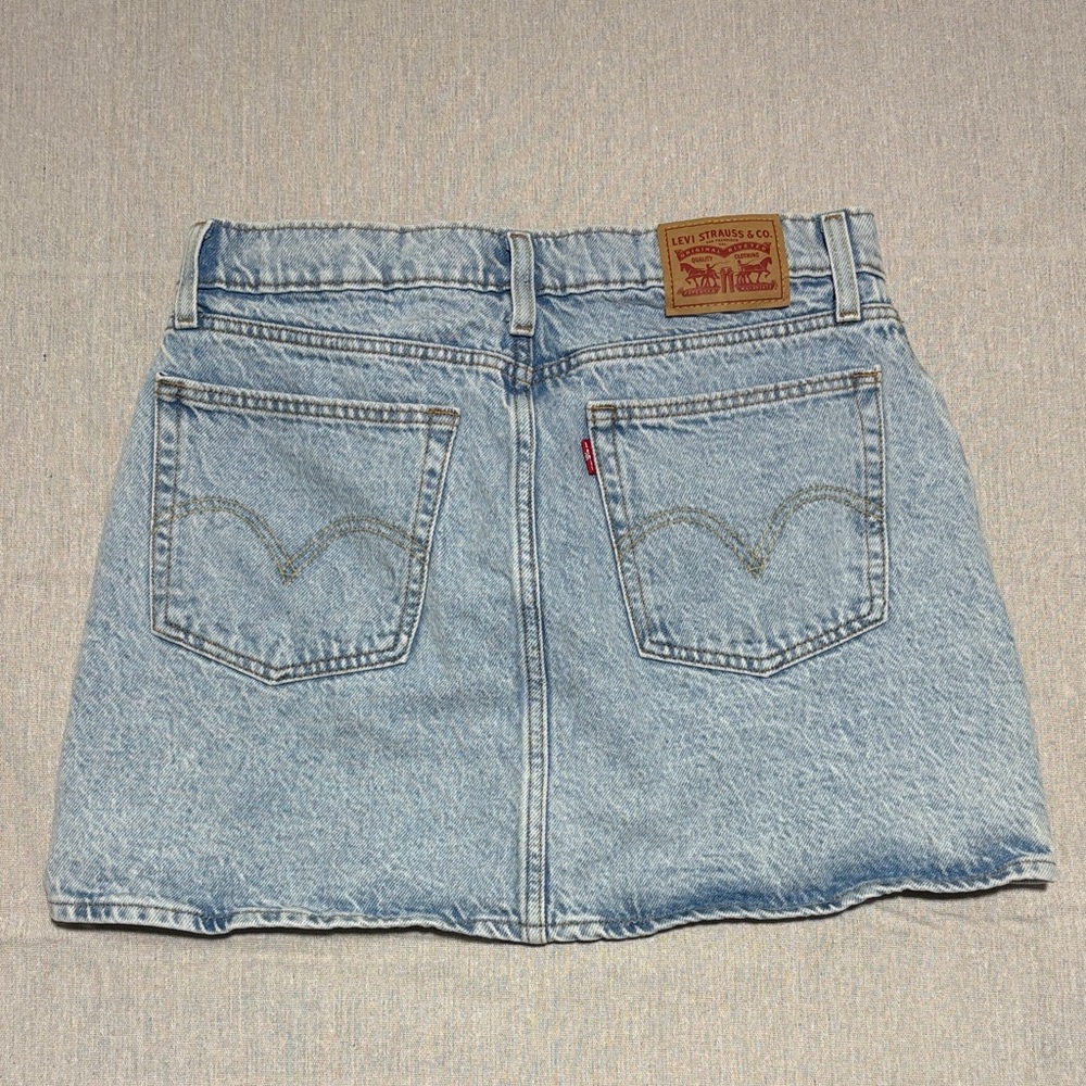 Levi’s Classic Denim Mini Skirt sz 30 light wash
